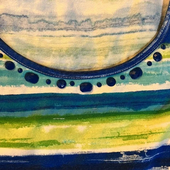 Bundle of two tops One is New and the other in great condition - Picture 7 of 9